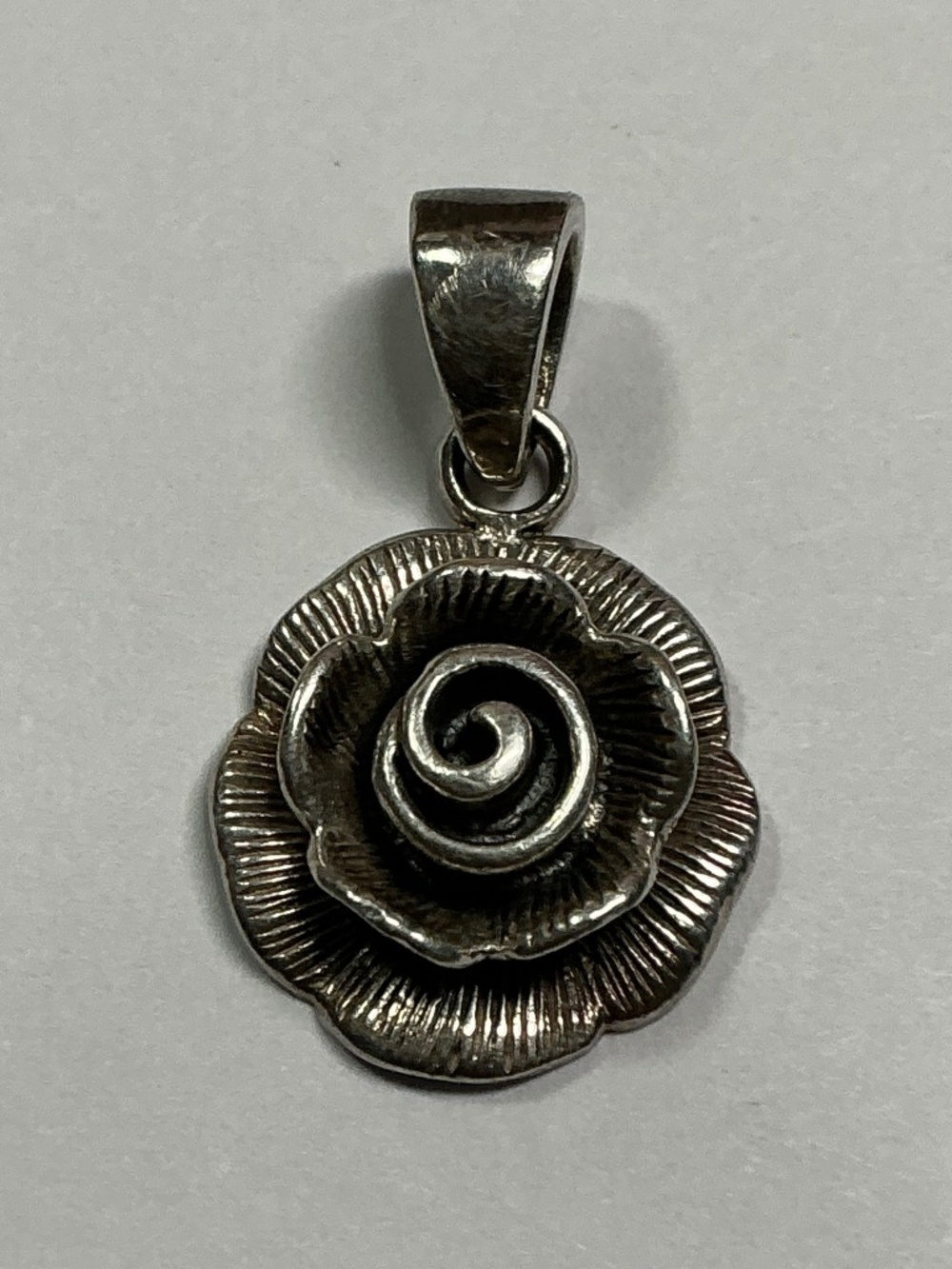 Sterling Silver Rose 🌹 Flower Pendant. 1 inch long